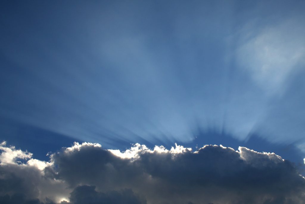 Hinter den Wolken scheint die Sonne weiter